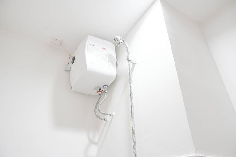 Bathroom 4, Homey and Minimalist 2BR at Podomoro Golf View Apartment, Bogor