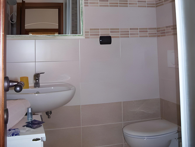 Bathroom 3, Le Travi, La Spezia