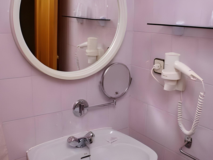 Bathroom 3, Casa Masover, Lleida