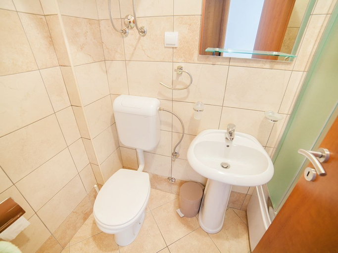 Others 5, Ivan Apartmani