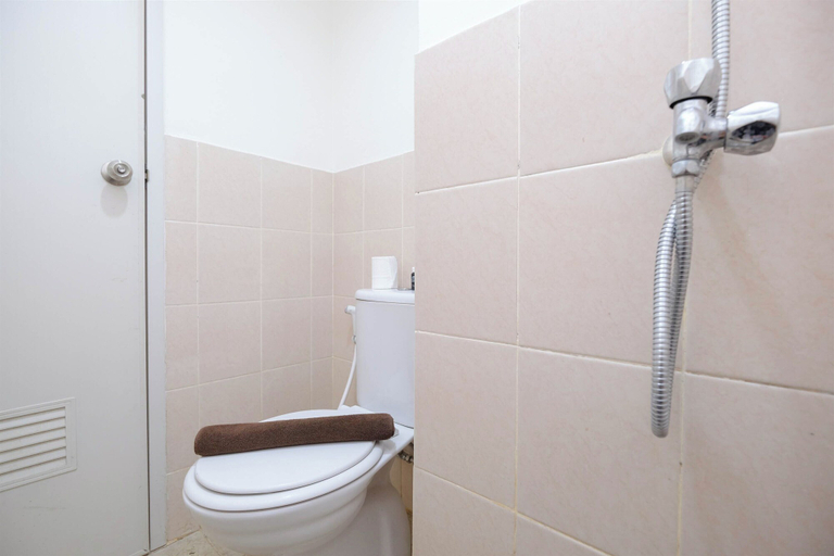 Bathroom 2, Comfort and Stylish 2BR at Podomoro Golf View Apartment, Bogor