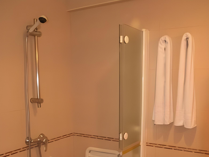 Bathroom 5, Melida Ostatua, Vizcaya