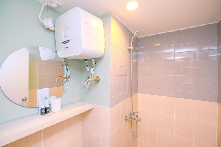 Bathroom 3, Minimalist and Warm 2BR at 29th Floor Podomoro Golf View Apartment, Bogor
