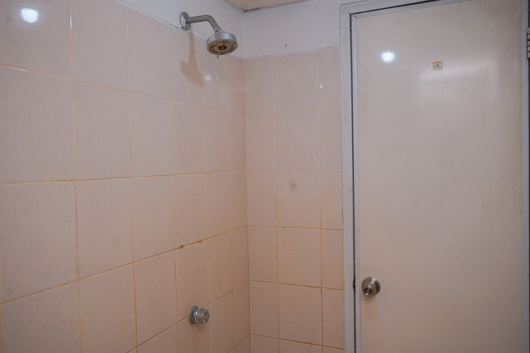 Bathroom 4, Comfy 2BR Apartment at Serpong Greenview By Travelio, South Tangerang