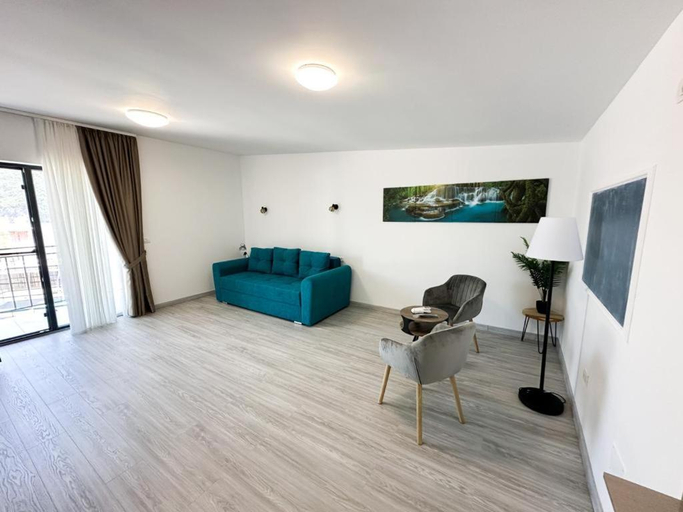 Others 2, Partizan Resort, Eselnita