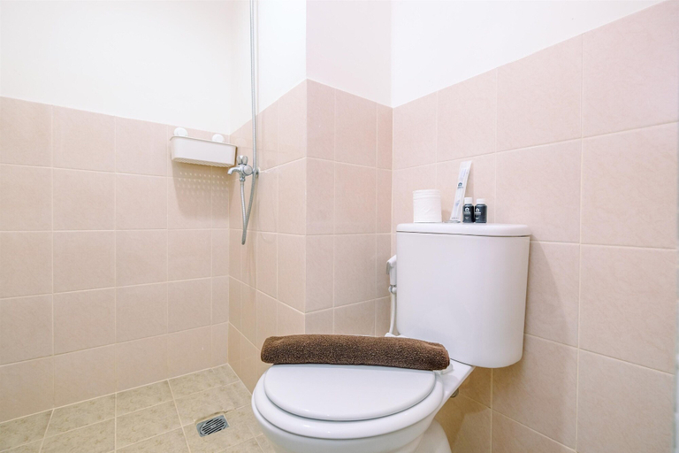 Bathroom 5, Cool and Warm 2BR at 7th Floor Podomoro Golf View Apartment, Bogor