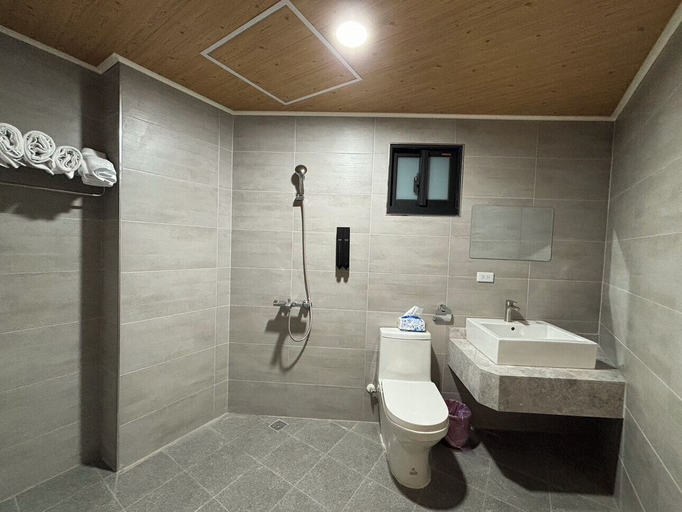 Bathroom 5, Royal  Court B&B, Pingtung