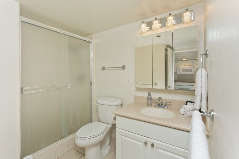 Bathroom 4, Ilikai Hotel 2Bedroom, Honolulu