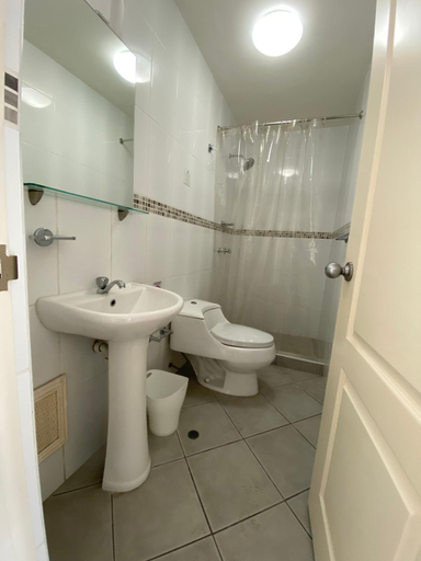Bathroom 2, The Point Hostels Miraflores, Lima