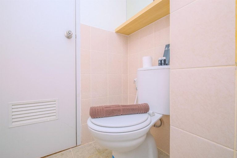 Bathroom 5, Best Choice and Tidy 2BR Podomoro Golf View Apartment, Bogor