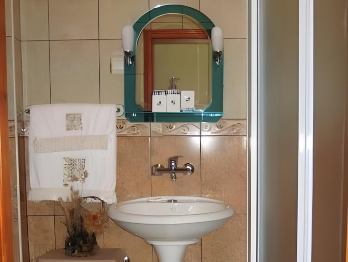 Bathroom 2, "HOLIDAY" apartments & rooms