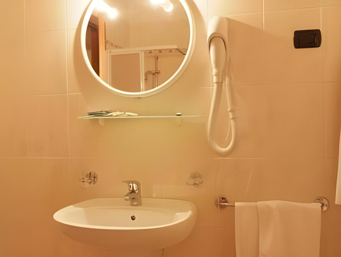 Bathroom 3, Hotel La Maddalena, Reggio Nell'Emilia