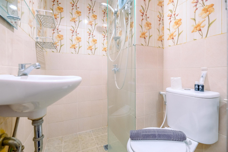 Bathroom 5, Nice and Comfort Living 2BR at Podomoro Golf View Apartment, Bogor