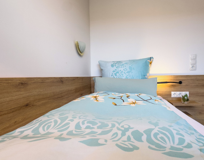 Bedroom 3, Hotel & Restaurant Traube, Bad Dürkheim