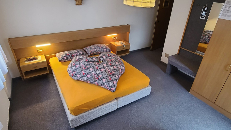 Bedroom 4, Hotel Garnì Ongaro, Belluno