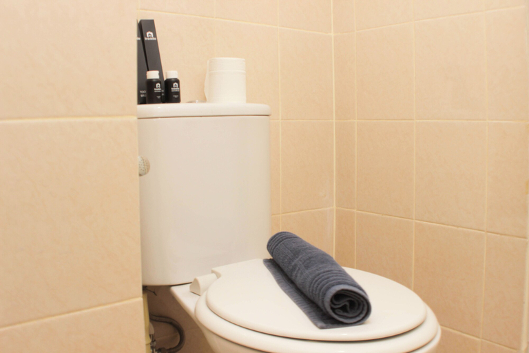 Bathroom 3, Nice and Comfort 1BR with Extra Room at Podomoro Golf View Apartment, Bogor