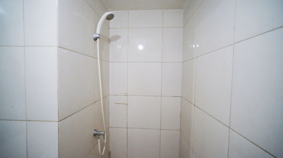 Bathroom 5, Homey and Simple Studio at Tanglin Supermall Mansion Apartment, Surabaya