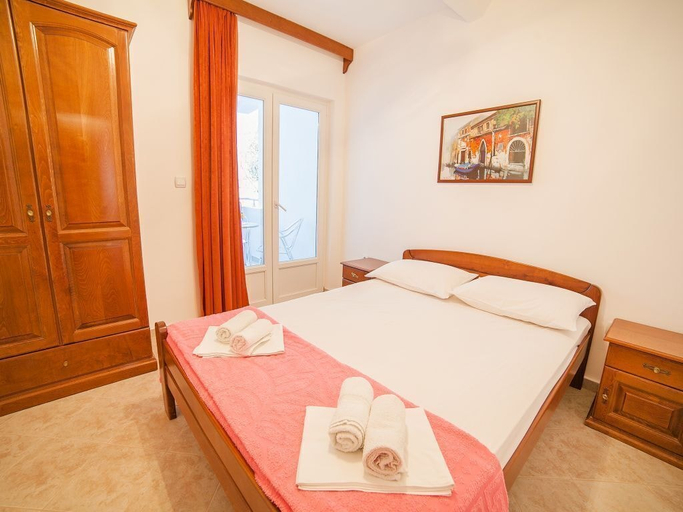 Bedroom, Ivan Apartmani