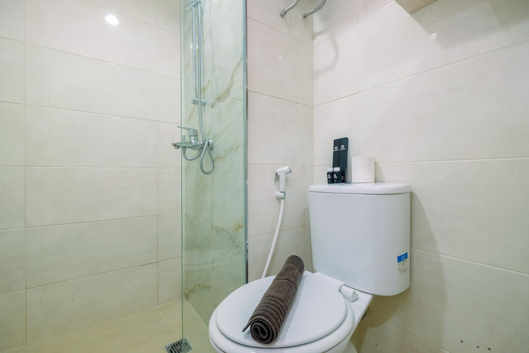 Bathroom 4, Cozy and Stylish 2BR Podomoro Golf View Apartment, Bogor