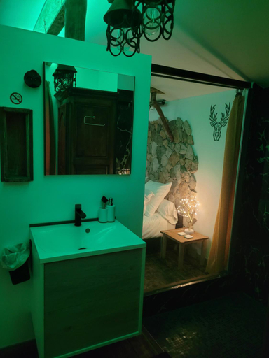 Bedroom 3, LOVE Room Danslesbois avec spa, Bouches-du-Rhône