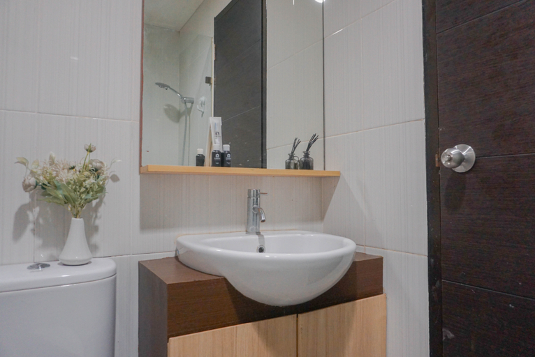Bathroom 5, Comfortable Studio at Tamansari Semanggi Apartment By Travelio, South Jakarta