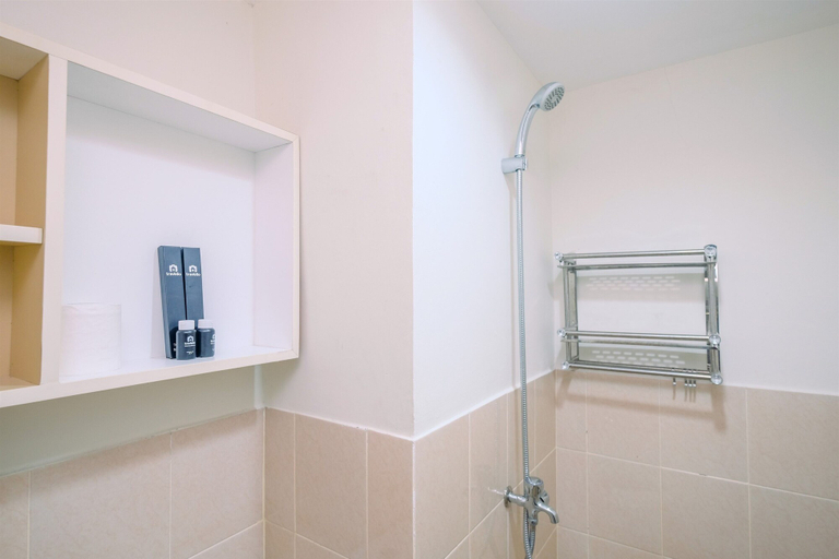 Bathroom 5, Nice and Comfort 2BR at Podomoro Golf View Apartment, Bogor