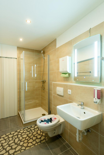 Bathroom 2, Hotel Pension Dahlem, Berlin