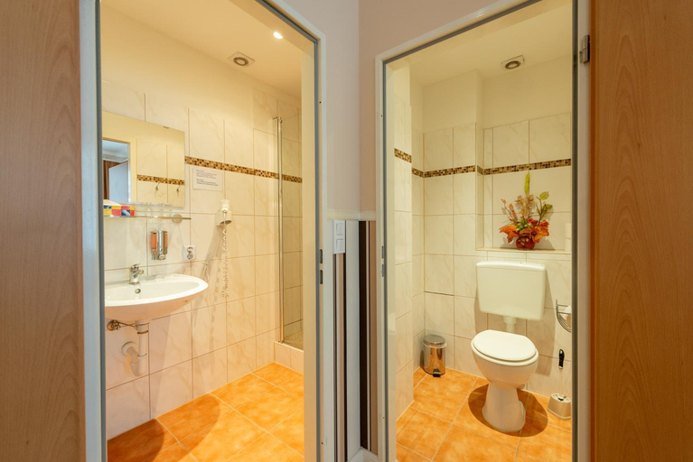 Bathroom 5, Hotel Pension Dahlem, Berlin