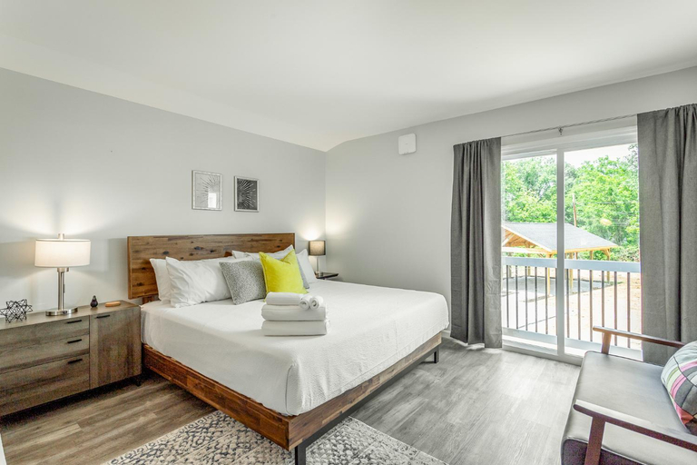 Bedroom 2, 01 The Eames Suite - A PMI Scenic City Vacation Rental, Hamilton