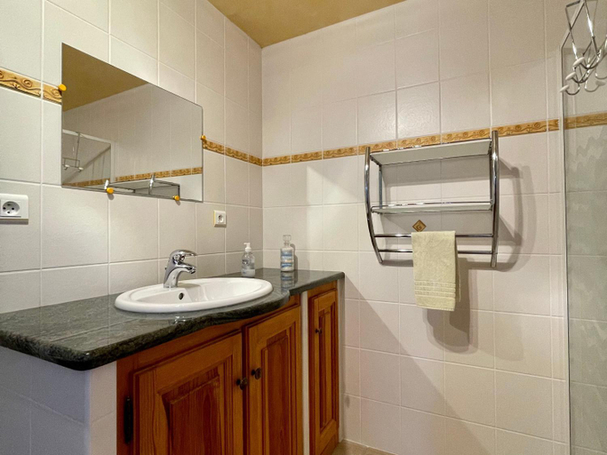 Bathroom, Gite familial avec terrasse proche chateaux, lac, et parcours aventure, Haute-Loire