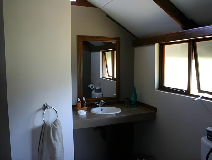 Bathroom 4, Mavela Game Lodge, Umkhanyakude