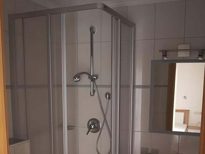 Bathroom 2, Fruhstuckspension Tannenhof, Kitzbühel