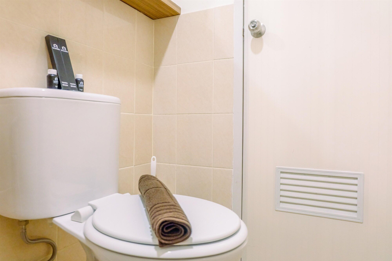 Bathroom 5, Fancy and Nice Studio at Podomoro Golf View Apartment By Travelio, Bogor