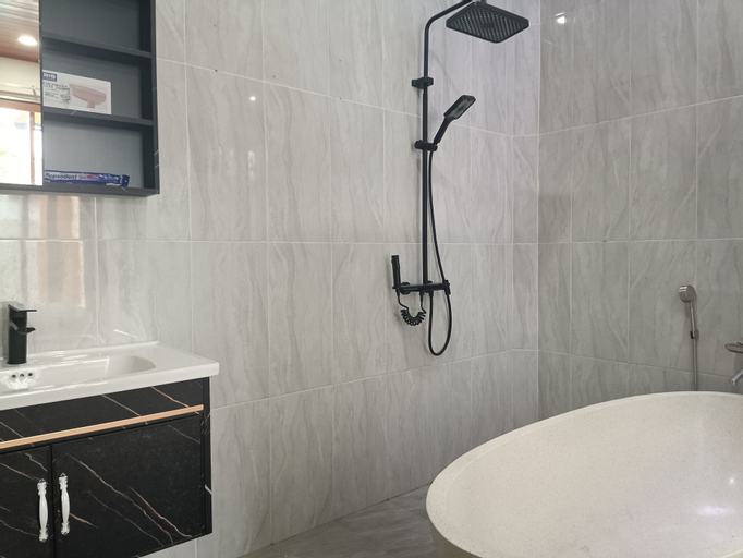 Bathroom 10