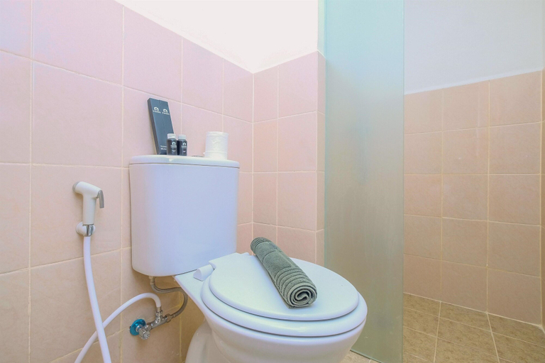 Bathroom 3, Nice and Fancy Studio Apartment at Podomoro Golf View, Bogor