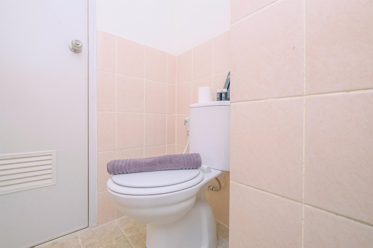 Bathroom 3, Best Deal and Tidy 2BR Podomoro Golf View Apartment, Bogor