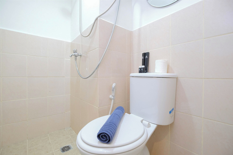 Bathroom 4, Modern Look 2BR at Podomoro Golf View Apartment, Bogor