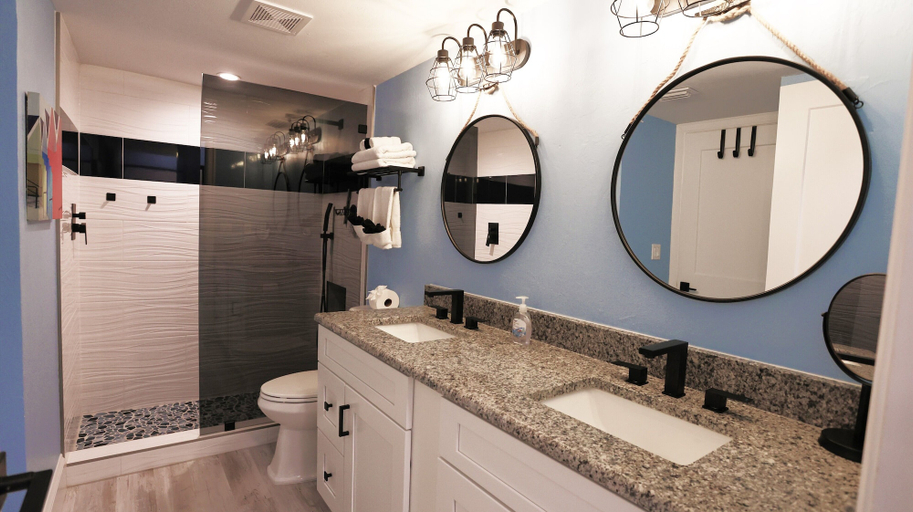 Bathroom 3, Casa Playa Beach Resort, Lee