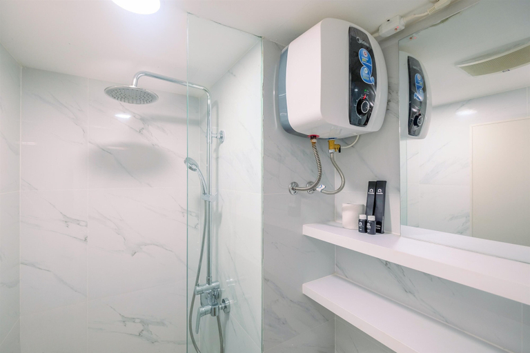 Bathroom 3, Modern and Tidy 2BR Podomoro Golf View Apartment, Bogor
