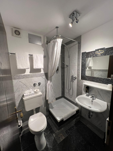 Bathroom 3, Runas Hotel, Freising