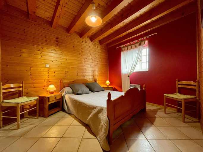 Bedroom 3, Gite familial avec terrasse proche chateaux, lac, et parcours aventure, Haute-Loire