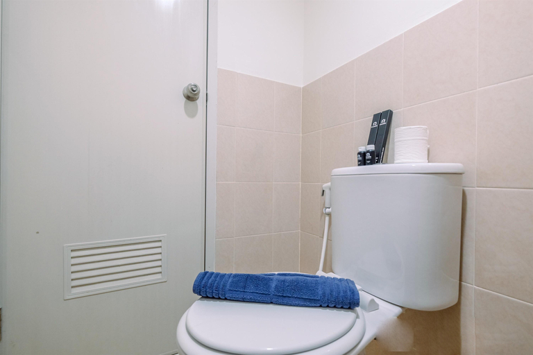 Bathroom 5, Comfort and Simply Studio Apartment at Podomoro Golf View By Travelio, Bogor