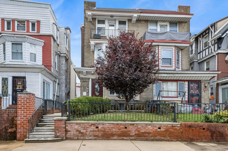Elegant 5br Townhome In Prime Location 5 Bedroom Townhouse by RedAwning, Philadelphia