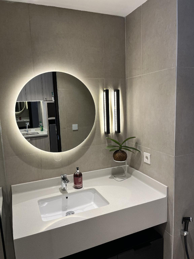 Bathroom, Bella Casa Stylish Apt Casa DeParco AEON n ICE BSD, Tangerang