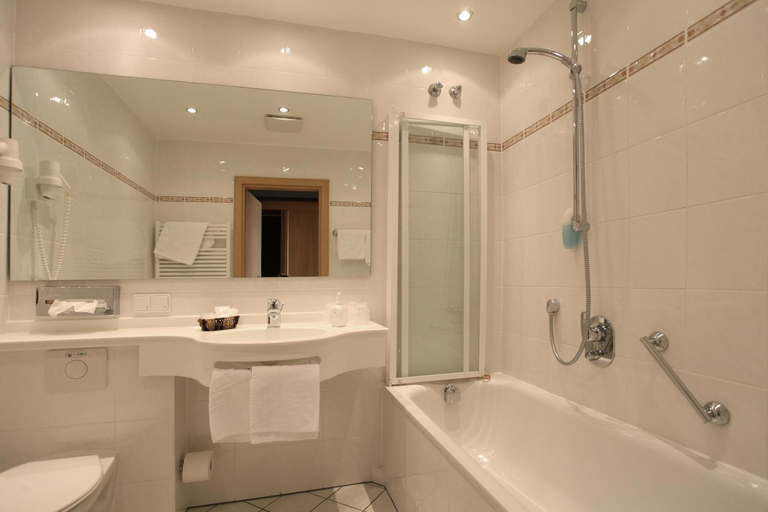 Bathroom, Hotel-Restaurant Esbach Hof, Kitzingen