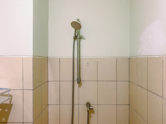 Bathroom 5, Comfy 2BR at Pakubuwono Terrace Apartment By Travelio, Jakarta Selatan