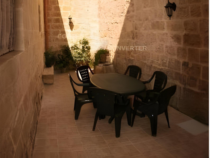 Others 4, Casa Melita