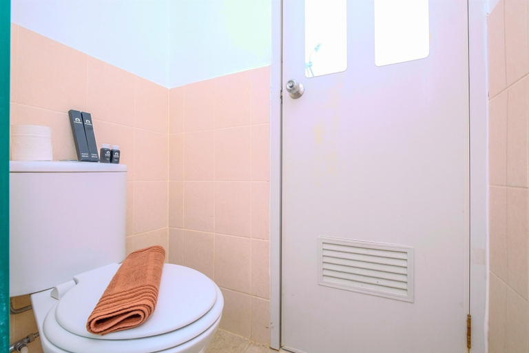 Bathroom 3, Simply Design 2BR at Podomoro Golf View Apartment, Bogor