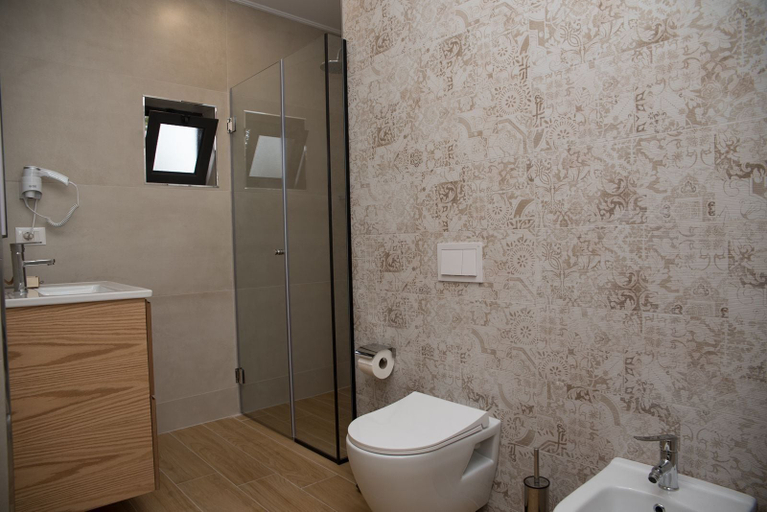 Bathroom 3, Vila Muslli, Korçës