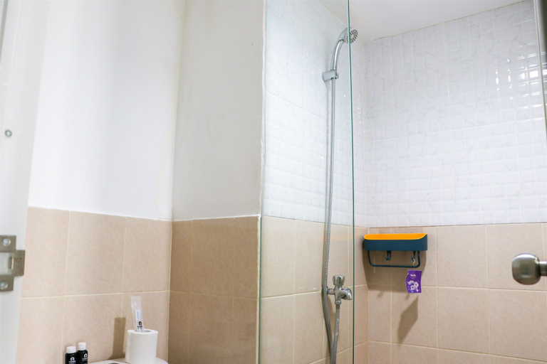 Bathroom 4, Spacious and Good 2BR at Podomoro Golf View Apartment, Bogor